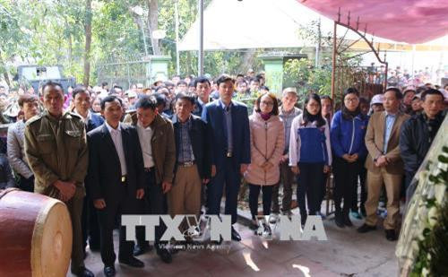 Gia đình, người thân và hàng xóm đến thắp hương tưởng niệm em Hải. Ảnh: Trịnh Duy Hưng - TTXVN Gia đình, người thân và hàng xóm đến thắp hương tưởng niệm em Hải. Ảnh: Trịnh Duy Hưng - TTXVN