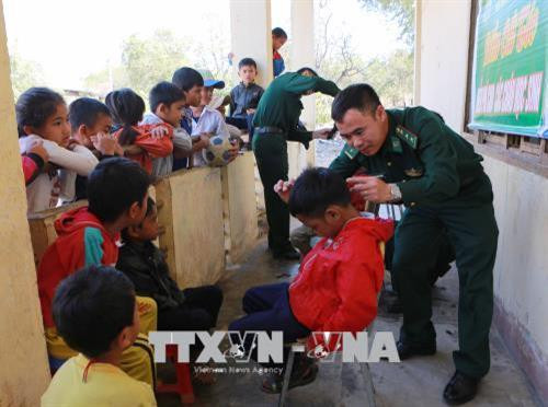 Đội công tác địa bàn Đồn Biên phòng Sêrêpốk cắt tóc cho trẻ em buôn Yang Lành, xã Krông Na, huyện Buôn Đôn. Ảnh: Dương Giang - TTXVN Đội công tác địa bàn Đồn Biên phòng Sêrêpốk cắt tóc cho trẻ em buôn Yang Lành, xã Krông Na, huyện Buôn Đôn. Ảnh: Dương Giang - TTXVN