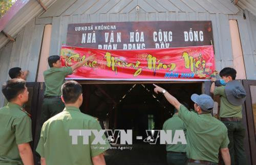 Cán bộ, chiến sĩ Công an tỉnh Đắk Lắk trang trí nhà cộng đồng buôn Đrang Phốk để đón tết. Ảnh: Dương Giang - TTXVN Cán bộ, chiến sĩ Công an tỉnh Đắk Lắk trang trí nhà cộng đồng buôn Đrang Phốk để đón tết. Ảnh: Dương Giang - TTXVN