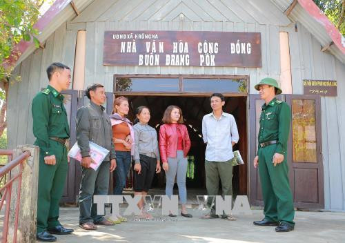 Cán bộ, chiến sĩ Đội công tác địa bàn đồn biên phòng Sêrêpốk tuyên truyền cho đồng bào buôn Đrang Pốk, xã Krông Na, huyện Buôn Đôn về công tác đảm bảo an toàn nhân dịp Tết Nguyên đán. Ảnh: Dương Giang - TTXVN Cán bộ, chiến sĩ Đội công tác địa bàn đồn biên phòng Sêrêpốk tuyên truyền cho đồng bào buôn Đrang Pốk, xã Krông Na, huyện Buôn Đôn về công tác đảm bảo an toàn nhân dịp Tết Nguyên đán. Ảnh: Dương Giang - TTXVN