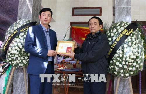 Chiều 9/2/2018, tại Thanh Hóa, thừa ủy quyền của Trung ương Đoàn Thanh niên Cộng sản Hồ Chí Minh, đồng chí Lê Văn Trung, Bí thư Tỉnh đoàn Thanh Hóa đã truy tặng Huy hiệu "Tuổi trẻ dũng cảm" cho em Hoàng Đức Hải, ở xã Hải Ninh, huyện Tĩnh Gia, Thanh Hóa vì hành động dũng cảm cứu 3 mẹ con chị Lê Thị Loan thường trú tại thôn Hòa Bình, xã Hải Châu, huyện Tĩnh Gia. Trong ảnh: Gia đình, người thân và hàng xóm đến thắp hương tưởng niệm em Hải. Ảnh: Trịnh Duy Hưng - TTXVN Chiều 9/2/2018, tại Thanh Hóa, thừa ủy quyền của Trung ương Đoàn Thanh niên Cộng sản Hồ Chí Minh, đồng chí Lê Văn Trung, Bí thư Tỉnh đoàn Thanh Hóa đã truy tặng Huy hiệu "Tuổi trẻ dũng cảm" cho em Hoàng Đức Hải, ở xã Hải Ninh, huyện Tĩnh Gia, Thanh Hóa vì hành động dũng cảm cứu 3 mẹ con chị Lê Thị Loan thường trú tại thôn Hòa Bình, xã Hải Châu, huyện Tĩnh Gia. Trong ảnh: Gia đình, người thân và hàng xóm đến thắp hương tưởng niệm em Hải. Ảnh: Trịnh Duy Hưng - TTXVN