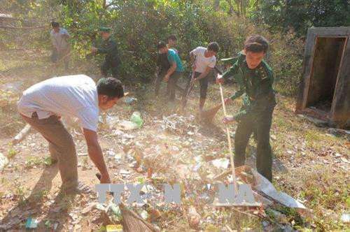 Cán bộ, chiến sĩ Bộ đội Biên phòng, Công an tỉnh Đắk Lắk giúp đỡ nhân dân buôn Đrang Phốk dọn vệ sinh môi trường. Ảnh: Dương Giang - TTXVN Cán bộ, chiến sĩ Bộ đội Biên phòng, Công an tỉnh Đắk Lắk giúp đỡ nhân dân buôn Đrang Phốk dọn vệ sinh môi trường. Ảnh: Dương Giang - TTXVN