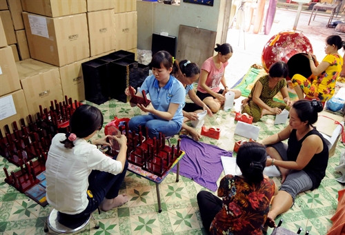 Kiểm tra, đóng gói sản phẩm sơn mài trước khi xuất xưởng tại một cơ sở sản xuất của Làng nghề.