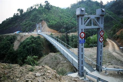 Cầu treo dân sinh vào các xã vùng sâu ở huyện A Lưới. Ảnh: Hồ Cầu- TTXVN Cầu treo dân sinh vào các xã vùng sâu ở huyện A Lưới. Ảnh: Hồ Cầu- TTXVN