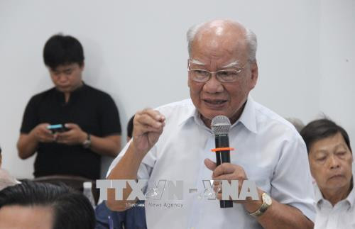 Ông Đồng Văn Khiêm, thành viên Hội đồng tư vấn khoa học kỹ thuật môi trường - Ủy ban Mặt trận Tổ quốc Việt Nam Thành phố Hồ Chí Minh phát biểu ý kiến phản biện. Ảnh: Xuân Dự - TTXVN Ông Đồng Văn Khiêm, thành viên Hội đồng tư vấn khoa học kỹ thuật môi trường - Ủy ban Mặt trận Tổ quốc Việt Nam Thành phố Hồ Chí Minh phát biểu ý kiến phản biện. Ảnh: Xuân Dự - TTXVN