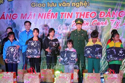Bộ đội Biên phòng Quảng Nam trao quà cho học sinh tại chương trình "Xuân biên cương - ấm lòng dân bản". Ảnh: Trần Tĩnh – TTXVN Bộ đội Biên phòng Quảng Nam trao quà cho học sinh tại chương trình "Xuân biên cương - ấm lòng dân bản". Ảnh: Trần Tĩnh – TTXVN