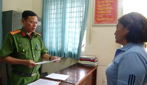 Cơ quan Cảnh sát điều tra Công an huyện Bến Lức đọc lệnh bắt Nguyễn Thị Lê. Nguồn: Báo Long An online Cơ quan Cảnh sát điều tra Công an huyện Bến Lức đọc lệnh bắt Nguyễn Thị Lê. Nguồn: Báo Long An online