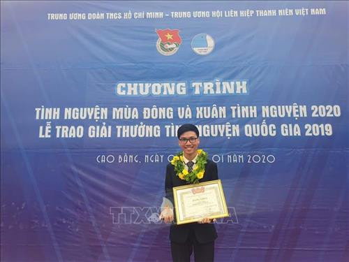 Lê Văn Phúc trong Lễ trao giải tình nguyện quốc gia tổ chức vào đầu năm 2020. Ảnh: Hồng Điệp - TTXVN