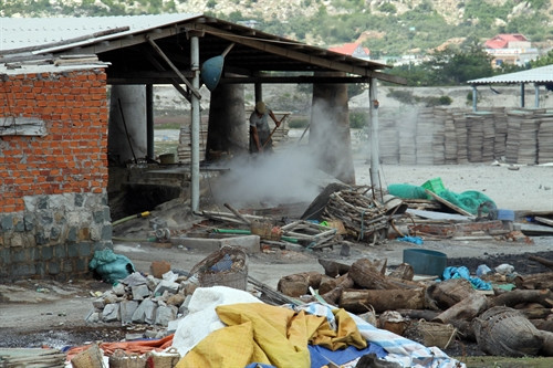 Hoạt động của các lò cá hấp ở huyện Thuận Nam xả nước thải ra biển gây ô nhiễm môi trường biển. Hoạt động của các lò cá hấp ở huyện Thuận Nam xả nước thải ra biển gây ô nhiễm môi trường biển.