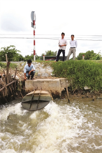 Bơm nước chống ngập úng giúp bảo vệ vùng sản xuất lúa theo mô hình "cánh đồng lớn" tại 7 xã thuộc các huyện Trần Văn Thời, Thới Bình, Cái Nước và thành phố Cà Mau (tỉnh Cà Mau) Bơm nước chống ngập úng giúp bảo vệ vùng sản xuất lúa theo mô hình "cánh đồng lớn" tại 7 xã thuộc các huyện Trần Văn Thời, Thới Bình, Cái Nước và thành phố Cà Mau (tỉnh Cà Mau)