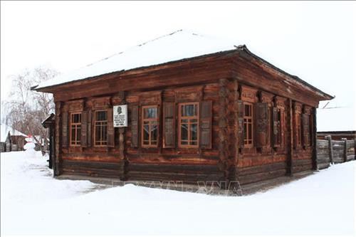 Ngôi nhà Lenin và gia đình đã sống từ những ngày đầu bị đày tới làng Shushenskoye (1897-1898). Ảnh: Trần Hiếu - Pv TTXVN tại LB Nga. Ngôi nhà Lenin và gia đình đã sống từ những ngày đầu bị đày tới làng Shushenskoye (1897-1898). Ảnh: Trần Hiếu - Pv TTXVN tại LB Nga.