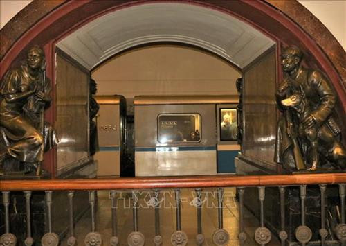 Tác phẩm điêu khắc nổi nhất tại nhà ga và có thể là trên toàn hệ thống metro Moskva là bức tượng người lính biên phòng dắt chó với cái mõm chó bị xoa mòn. Ảnh: Duy Trinh-P/v TTXVN tại Liên bang Nga