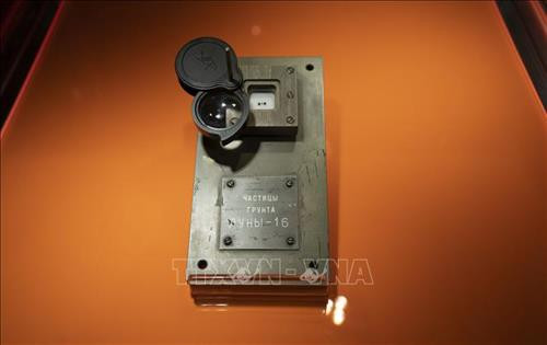 Ba mẫu đá Mặt Trăng được trưng bày tại nhà đấu giá Sotheby's ở New York, Mỹ, ngày 28/11/2018. Ảnh: AFP/TTXVN