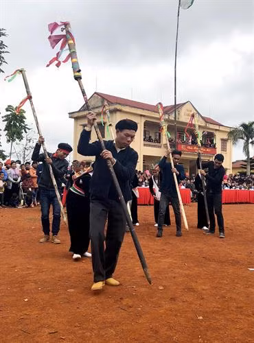 Nghi thức chọc lỗ, tra hạt mong cho cây lúa nẩy mầm, cho hạt chắc bông dài . Ảnh: Đỗ Tuấn Anh
