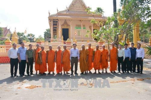 Phó Chủ tịch Ủy ban Trung ương Mặt trận Tổ quốc Việt Nam Nguyễn Hữu Dũng cùng đoàn công tác chụp ảnh lưu niệm với Hội Đoàn kết sư sãi yêu nước tỉnh Sóc Trăng. Ảnh: Hoài Thu – TTXVN Phó Chủ tịch Ủy ban Trung ương Mặt trận Tổ quốc Việt Nam Nguyễn Hữu Dũng cùng đoàn công tác chụp ảnh lưu niệm với Hội Đoàn kết sư sãi yêu nước tỉnh Sóc Trăng. Ảnh: Hoài Thu – TTXVN