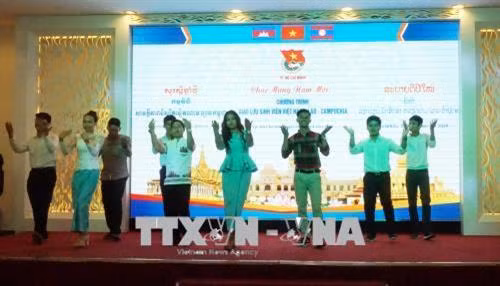 Tiết mục giao lưu văn nghệ tại chương trình. Ảnh: Thu Hoài – TTXVN