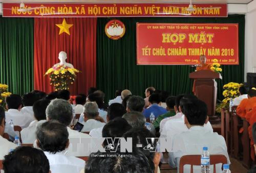 Quang cảnh buổi họp mặt, chúc Tết Chôl Chnăm Thmây năm 2018 của đồng bào dân tộc Khmer tỉnh Vĩnh Long. Ảnh: Lê Thúy Hằng - TTXVN Quang cảnh buổi họp mặt, chúc Tết Chôl Chnăm Thmây năm 2018 của đồng bào dân tộc Khmer tỉnh Vĩnh Long. Ảnh: Lê Thúy Hằng - TTXVN