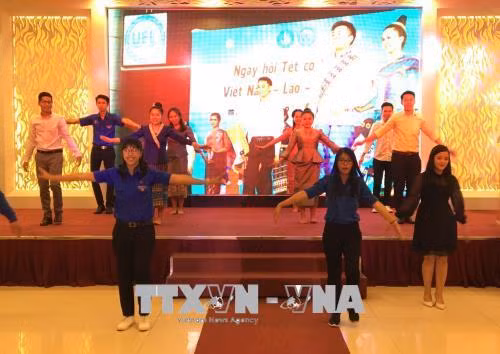 Tiết mục giao lưu văn nghệ tại chương trình. Ảnh: Thu Hoài – TTXVN