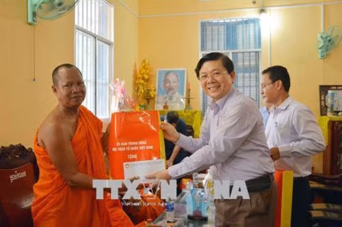 Phó Chủ tịch Ủy ban Trung ương Mặt trận Tổ quốc Việt Nam Nguyễn Hữu Dũng tặng quà cho sư sãi tiêu biểu tỉnh Sóc Trăng. Ảnh: Hoài Thu – TTXVN