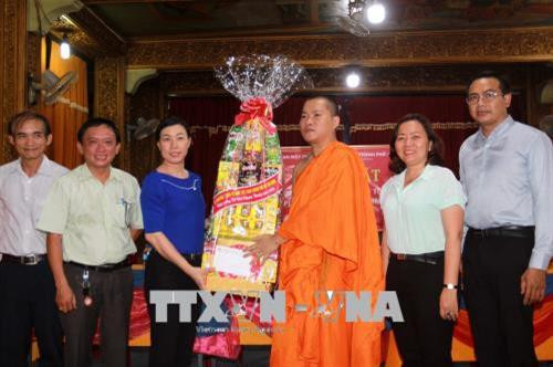 Bà Triệu Lệ Khánh, Phó Chủ tịch Ủy ban Mặt trận Tổ quốc Việt Nam Thành phố Hồ Chí Minh chúc Tết Chol Chnam Thmay các vị hòa thượng, sư sãi, chư tăng phật tử và đồng bào Khmer tại chùa Candaransi. Ảnh: Thanh Vũ-TTXVN Bà Triệu Lệ Khánh, Phó Chủ tịch Ủy ban Mặt trận Tổ quốc Việt Nam Thành phố Hồ Chí Minh chúc Tết Chol Chnam Thmay các vị hòa thượng, sư sãi, chư tăng phật tử và đồng bào Khmer tại chùa Candaransi. Ảnh: Thanh Vũ-TTXVN