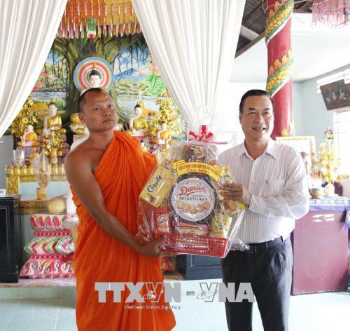 Đại diện Tỉnh ủy Hậu Giang trao quà cho Hội đoàn kết sư sãi yêu nước tại Chùa SaSaNa RăngSây (khu vực 5, phường 4, thành phố Vị Thanh). Ảnh: Hồng Thái – TTXVN Đại diện Tỉnh ủy Hậu Giang trao quà cho Hội đoàn kết sư sãi yêu nước tại Chùa SaSaNa RăngSây (khu vực 5, phường 4, thành phố Vị Thanh). Ảnh: Hồng Thái – TTXVN