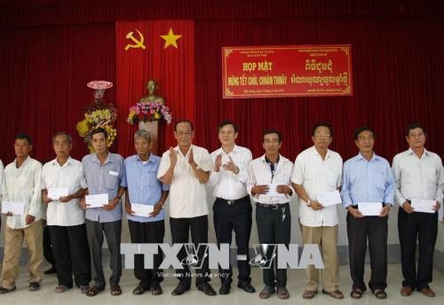 Các đại biểu nhận quà chúc Tết từ lãnh đạo tỉnh Hậu Giang. Ảnh: Hồng Thái – TTXVN Các đại biểu nhận quà chúc Tết từ lãnh đạo tỉnh Hậu Giang. Ảnh: Hồng Thái – TTXVN