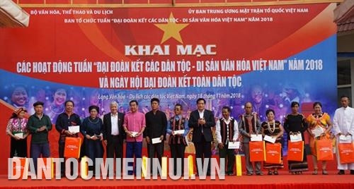 Chủ tịch Hội đồng dân tộc của Quốc hội Hà Ngọc Chiến và Bộ trưởng, Chủ nhiệm UBDT Đỗ Văn Chiến trao quà cho đồng bào các dân tộc. Ảnh: Hoàng Tâm