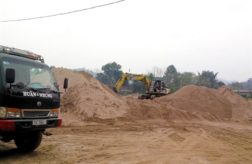 Bãi tập kết cát khai thác trái phép có sức chứa hàng trăm m3 ngay đầu cầu Sảo