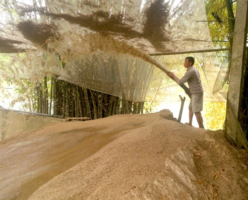 Điểm khai thác cát trái phép tại thị trấn Vĩnh Tuy công khai hút cát giữa ban ngày