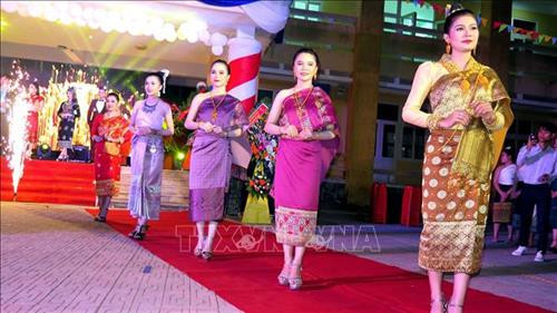 Lưu học sinh Lào biểu diễn trang phục truyền thống. Ảnh: Tường Vi - TTXVN Lưu học sinh Lào biểu diễn trang phục truyền thống. Ảnh: Tường Vi - TTXVN