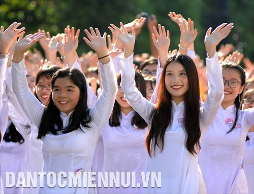 Các nữ sinh trường THPT Trưng Vương rạng rỡ hòa với các vũ điệu trong trang phục Áo dài truyền thống Các nữ sinh trường THPT Trưng Vương rạng rỡ hòa với các vũ điệu trong trang phục Áo dài truyền thống