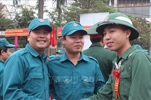 Các tân binh háo hức trước giờ lên đường làm nghĩa vụ quân sự. Ảnh: Hoàng Ngà-TTXVN Các tân binh háo hức trước giờ lên đường làm nghĩa vụ quân sự. Ảnh: Hoàng Ngà-TTXVN