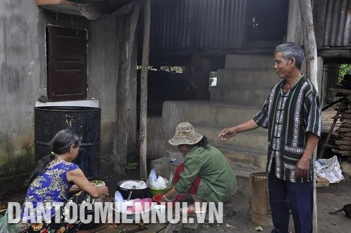 Dù đã hơn 80 tuổi nhưng những lúc rảnh rỗi, già làng A Nguyh vẫn thường xuyên đến từng hộ gia đình để tuyên truyền chủ trương của Đảng, chính sách, pháp luật của Nhà nước. Ảnh: Văn Phương