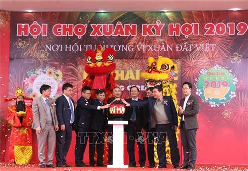 Thứ trưởng Bộ Nông nghiệp và Phát triển nông thôn Phùng Đức Tiến cùng các đại biểu thực hiện nghi thức khai mạc Hội chợ Xuân. Ảnh: Vũ Sinh – TTXVN Thứ trưởng Bộ Nông nghiệp và Phát triển nông thôn Phùng Đức Tiến cùng các đại biểu thực hiện nghi thức khai mạc Hội chợ Xuân. Ảnh: Vũ Sinh – TTXVN