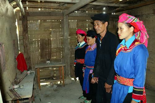Ông Min Phà Khái, Nghệ nhân dân gian - Người có uy tín của dân tộc Cờ Lao giới thiệu về sự tích Hoàng Vần Thùng tại Miếu thờ thôn Tả Chải. Ông Min Phà Khái, Nghệ nhân dân gian - Người có uy tín của dân tộc Cờ Lao giới thiệu về sự tích Hoàng Vần Thùng tại Miếu thờ thôn Tả Chải.