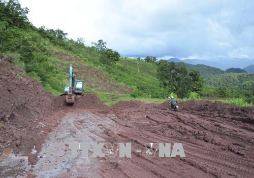 Đoạn đường bị sạt lở cơ bản đã được xử lý, thông tuyến bước 1. Ảnh: Văn Dũng - TTXVN Đoạn đường bị sạt lở cơ bản đã được xử lý, thông tuyến bước 1. Ảnh: Văn Dũng - TTXVN