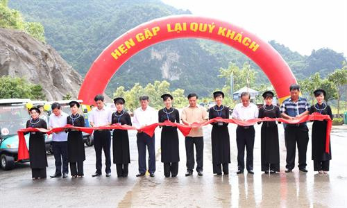 Cắt băng khánh thành Dịch vụ vận chuyển khách du lịch bằng xe ô tô điện tại Khu di tích Quốc gia đặc biệt Pác Bó. Ảnh: Chu Hiệu - TTXVN Cắt băng khánh thành Dịch vụ vận chuyển khách du lịch bằng xe ô tô điện tại Khu di tích Quốc gia đặc biệt Pác Bó. Ảnh: Chu Hiệu - TTXVN