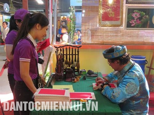 Du khách thích thú xin chữ thư pháp từ các nghệ nhân. Ảnh: Ánh Tuyết Du khách thích thú xin chữ thư pháp từ các nghệ nhân. Ảnh: Ánh Tuyết