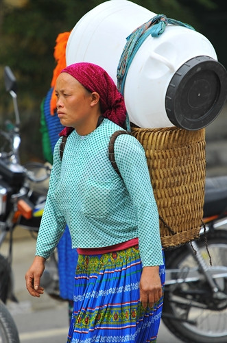 Khi đi nương quẩy tấu đựng dụng cụ lao động, khi về nhà quẩy tấu lại đựng các sản vật từ nương về nhà, khi đi chợ quẩy tấu cũng đi theo. Khi đi nương quẩy tấu đựng dụng cụ lao động, khi về nhà quẩy tấu lại đựng các sản vật từ nương về nhà, khi đi chợ quẩy tấu cũng đi theo.