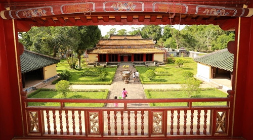 Chính điện thờ trong Lăng Vua Gia Long Chính điện thờ trong Lăng Vua Gia Long