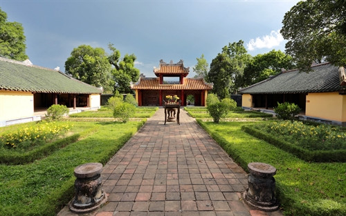 Điện Minh Thành nhìn từ hướng điện thờ Vua Gia Long Điện Minh Thành nhìn từ hướng điện thờ Vua Gia Long