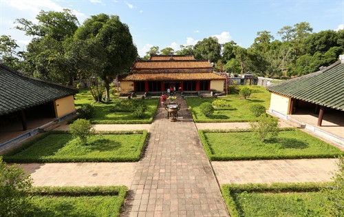 Chính điện thờ Vua Gia Long Chính điện thờ Vua Gia Long