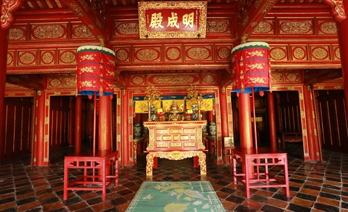 Điện thờ trong Lăng Vua Gia Long Điện thờ trong Lăng Vua Gia Long