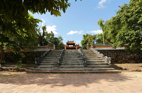 Điện Minh Thành trước điện thờ trong lăng Vua Gia Long Điện Minh Thành trước điện thờ trong lăng Vua Gia Long