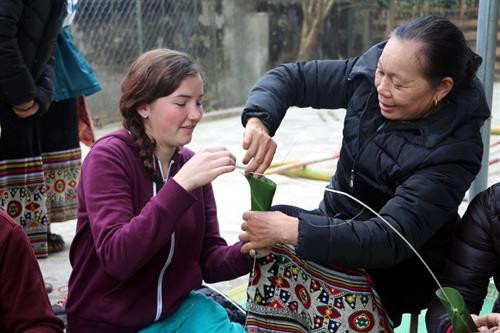 Du khách thích thú với các sản phẩm từ thổ cẩm của đồng bào Thái. Ảnh: Bích Huệ - TTXVN Du khách trải nghiệm đánh cồng chiêng của đồng bào Thái. Ảnh: Bích Huệ - TTXVN Du khách tham gia múa sạp với đồng bào dân tộc Thái. Ảnh: Bích Huệ - TTXVN .... Thử trò chơi đi cà kheo của dân tộc Thái. Ảnh: Bích Huệ - TTXVN Du khách trải nghiệm cách gói bánh của đồng bào Thái. Ảnh: Bích Huệ - TTXVN Du khách thích thú với hoạt động gói bánh chưng và bánh ột, bánh mọc của đồng bào Thái. Ảnh: Bích Huệ - TTXVN ... và trải nghiệm nghề dệt thổ cẩm của đồng bào Thái. Ảnh: Bích Huệ - TTXVN Du khách hào hứng với những bánh chưng tự gói của mình. Ảnh: Bích Huệ - TTXVN