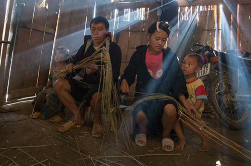 Việc đầu tiên phụ nữ Mông làm là thu hoạch cây lanh và được phơi thành những đụm to ở bất cứ khoảng đất rộng nào. Khi lanh đã đủ khô được mang về nhà, tước vỏ... …tiếp đó là giã lanh và nối sợi. Đây là công đoạn vất vả và tốn nhiều công sức nhất, sau khi giã cho mềm là tỉ mẩn nối những sợi lanh sao cho đều và đẹp. Phụ nữ Mông luôn tranh thủ trên đường lên nương, xuống chợ hay bất cứ khi nào, miễn đôi tay được "rảnh" là lại thoăn thoắt nối sợi, cuộn thành những búi nhỏ ở tay. Sau khi se và nối sợi bằng tay, sợi được đưa lên guồng se tiếp một lần nữa rồi cho vào guồng thu sợi. Qua các công đoạn sơ chế, sợi có màu trắng, mịn, dai và tiếp tục lăn mỏng, phẳng hơn, sau đó được xếp thành con chỉ dệt và dệt thành vải. Để tạo hoa văn, họa tiết, người Mông thường dùng kỹ thuật vẽ sáp ong do những người lớn tuổi có kinh nghiệm lâu năm thực hiện. Nhuộm chàm là công đoạn không thể thiếu. Sau khi nhuộm chàm, những tấm vải được phơi khô và giặt tẩy sáp... ... tiếp tục giặt nhiều lần rồi lăn để tạo độ phẳng và mịn. Những tấm vải thổ cẩm hoàn thành chứa đựng trong đó bao mồ hôi, công sức của phụ nữ Mông. Việc đầu tiên phụ nữ Mông làm là thu hoạch cây lanh và được phơi thành những đụm to ở bất cứ khoảng đất rộng nào. Khi lanh đã đủ khô được mang về nhà, tước vỏ... …tiếp đó là giã lanh và nối sợi. Đây là công đoạn vất vả và tốn nhiều công sức nhất, sau khi giã cho mềm là tỉ mẩn nối những sợi lanh sao cho đều và đẹp. Phụ nữ Mông luôn tranh thủ trên đường lên nương, xuống chợ hay bất cứ khi nào, miễn đôi tay được "rảnh" là lại thoăn thoắt nối sợi, cuộn thành những búi nhỏ ở tay. Sau khi se và nối sợi bằng tay, sợi được đưa lên guồng se tiếp một lần nữa rồi cho vào guồng thu sợi. Qua các công đoạn sơ chế, sợi có màu trắng, mịn, dai và tiếp tục lăn mỏng, phẳng hơn, sau đó được xếp thành con chỉ dệt và dệt thành vải. Để tạo hoa văn, họa tiết, người Mông thường dùng kỹ thuật vẽ sáp ong do những người lớn tuổi có kinh nghiệm lâu năm thực hiện. Nhuộm chàm là công đoạn không thể thiếu. Sau khi nhuộm chàm, những tấm vải được phơi khô và giặt tẩy sáp... ... tiếp tục giặt nhiều lần rồi lăn để tạo độ phẳng và mịn. Những tấm vải thổ cẩm hoàn thành chứa đựng trong đó bao mồ hôi, công sức của phụ nữ Mông.