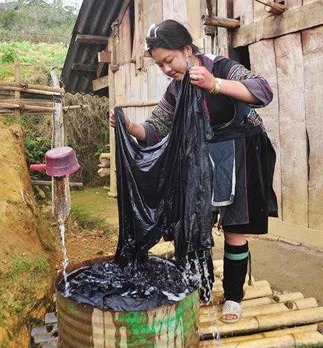 Việc đầu tiên phụ nữ Mông làm là thu hoạch cây lanh và được phơi thành những đụm to ở bất cứ khoảng đất rộng nào. Khi lanh đã đủ khô được mang về nhà, tước vỏ... …tiếp đó là giã lanh và nối sợi. Đây là công đoạn vất vả và tốn nhiều công sức nhất, sau khi giã cho mềm là tỉ mẩn nối những sợi lanh sao cho đều và đẹp. Phụ nữ Mông luôn tranh thủ trên đường lên nương, xuống chợ hay bất cứ khi nào, miễn đôi tay được "rảnh" là lại thoăn thoắt nối sợi, cuộn thành những búi nhỏ ở tay. Sau khi se và nối sợi bằng tay, sợi được đưa lên guồng se tiếp một lần nữa rồi cho vào guồng thu sợi. Qua các công đoạn sơ chế, sợi có màu trắng, mịn, dai và tiếp tục lăn mỏng, phẳng hơn, sau đó được xếp thành con chỉ dệt và dệt thành vải. Để tạo hoa văn, họa tiết, người Mông thường dùng kỹ thuật vẽ sáp ong do những người lớn tuổi có kinh nghiệm lâu năm thực hiện. Nhuộm chàm là công đoạn không thể thiếu. Sau khi nhuộm chàm, những tấm vải được phơi khô và giặt tẩy sáp... ... tiếp tục giặt nhiều lần rồi lăn để tạo độ phẳng và mịn. Những tấm vải thổ cẩm hoàn thành chứa đựng trong đó bao mồ hôi, công sức của phụ nữ Mông. Việc đầu tiên phụ nữ Mông làm là thu hoạch cây lanh và được phơi thành những đụm to ở bất cứ khoảng đất rộng nào. Khi lanh đã đủ khô được mang về nhà, tước vỏ... …tiếp đó là giã lanh và nối sợi. Đây là công đoạn vất vả và tốn nhiều công sức nhất, sau khi giã cho mềm là tỉ mẩn nối những sợi lanh sao cho đều và đẹp. Phụ nữ Mông luôn tranh thủ trên đường lên nương, xuống chợ hay bất cứ khi nào, miễn đôi tay được "rảnh" là lại thoăn thoắt nối sợi, cuộn thành những búi nhỏ ở tay. Sau khi se và nối sợi bằng tay, sợi được đưa lên guồng se tiếp một lần nữa rồi cho vào guồng thu sợi. Qua các công đoạn sơ chế, sợi có màu trắng, mịn, dai và tiếp tục lăn mỏng, phẳng hơn, sau đó được xếp thành con chỉ dệt và dệt thành vải. Để tạo hoa văn, họa tiết, người Mông thường dùng kỹ thuật vẽ sáp ong do những người lớn tuổi có kinh nghiệm lâu năm thực hiện. Nhuộm chàm là công đoạn không thể thiếu. Sau khi nhuộm chàm, những tấm vải được phơi khô và giặt tẩy sáp... ... tiếp tục giặt nhiều lần rồi lăn để tạo độ phẳng và mịn. Những tấm vải thổ cẩm hoàn thành chứa đựng trong đó bao mồ hôi, công sức của phụ nữ Mông.