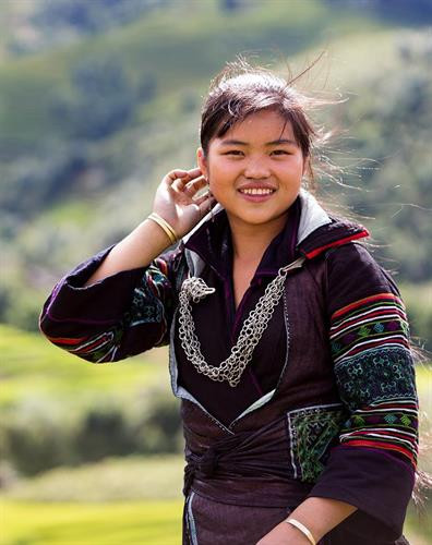 Những bộ trang phục mang màu sắc riêng, tôn vẻ đẹp của phụ nữ Mông Những bộ trang phục mang màu sắc riêng, tôn vẻ đẹp của phụ nữ Mông