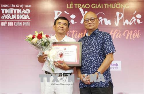 Ông Dương Trung Quốc, Phó Chủ tịch kiêm Tổng thư ký Hội Sử học Việt Nam trao Giải thưởng "Ý tưởng – Vì Tình yêu Hà Nội" cho PGS Nguyễn Văn Huy và các nhà khoa học với các đề xuất về di chỉ Vườn Chuối đã tác động tích cực, kịp thời vào công tác bảo tồn và phát huy di sản văn hóa Hà Nội. Ảnh: Dương Giang – TTXVN GS. KTS Hoàng Đạo Kính trao Giải thưởng ở hạng mục "Việc làm – Vì tình yêu Hà Nội" cho ông Quách Văn Địch, người hiến tặng hai mỏ neo cổ (theo giám định có thể niên đại từ thế kỷ XV) cho Hà Nội. Ảnh: Dương Giang – TTXVN Ông Ngô Văn Quý, Phó Chủ tịch UBND Thành phố Hà Nội trao Giải thưởng ở hạng mục "Việc làm – Vì tình yêu Hà Nội" cho UBND quận Hoàn Kiếm, Korea Foundation và UN-Habitat với Dự án “Phố bích họa Phùng Hưng”. Ảnh: Dương Giang – TTXVN Tổng Biên tập Báo Thể thao và Văn hóa Lê Xuân Thành, Trưởng Ban tổ chức trao Giải thưởng "Bùi Xuân Phái - Vì Tình Yêu Hà Nội" cho các tác giả, tác phẩm, ý tưởng. Ảnh: Dương Giang - TTXVN