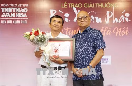 Ông Dương Trung Quốc, Phó Chủ tịch kiêm Tổng thư ký Hội Sử học Việt Nam trao Giải thưởng "Ý tưởng – Vì Tình yêu Hà Nội" cho PGS Nguyễn Văn Huy và các nhà khoa học với các đề xuất về di chỉ Vườn Chuối đã tác động tích cực, kịp thời vào công tác bảo tồn và phát huy di sản văn hóa Hà Nội. Ảnh: Dương Giang – TTXVN GS. KTS Hoàng Đạo Kính trao Giải thưởng ở hạng mục "Việc làm – Vì tình yêu Hà Nội" cho ông Quách Văn Địch, người hiến tặng hai mỏ neo cổ (theo giám định có thể niên đại từ thế kỷ XV) cho Hà Nội. Ảnh: Dương Giang – TTXVN Ông Ngô Văn Quý, Phó Chủ tịch UBND Thành phố Hà Nội trao Giải thưởng ở hạng mục "Việc làm – Vì tình yêu Hà Nội" cho UBND quận Hoàn Kiếm, Korea Foundation và UN-Habitat với Dự án “Phố bích họa Phùng Hưng”. Ảnh: Dương Giang – TTXVN Tổng Biên tập Báo Thể thao và Văn hóa Lê Xuân Thành, Trưởng Ban tổ chức trao Giải thưởng "Bùi Xuân Phái - Vì Tình Yêu Hà Nội" cho các tác giả, tác phẩm, ý tưởng. Ảnh: Dương Giang - TTXVN